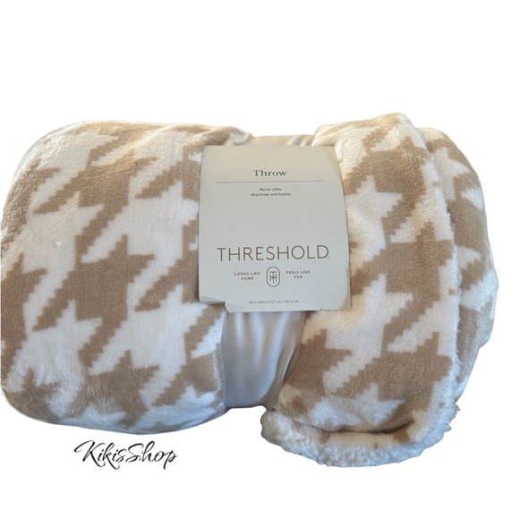 Printed Plush Houndstooth Throw with Faux Shearling Reverse Neutral/Cream - Picture 6 of 7
